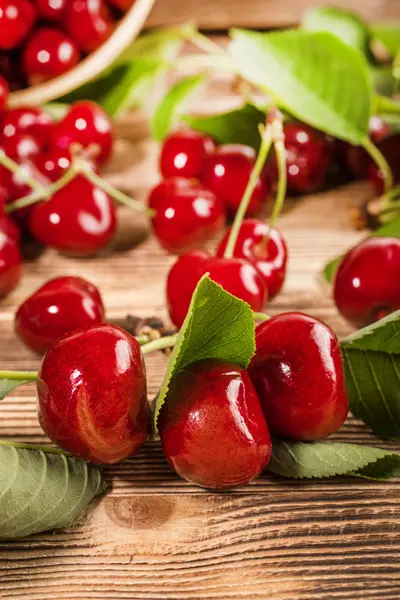 Sweet cherries in a wooden basket. — Stock Photo, Image