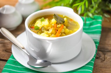 Salatalık sebze çorbası.