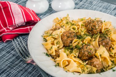 Domuz eti köfte ve dereotu soslu tagliatelle makarna. Seçici 