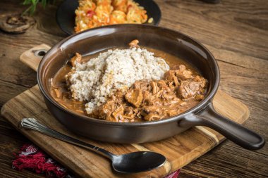 Pişirilmiş etli arpa kabuğu çıkarılmış tane.