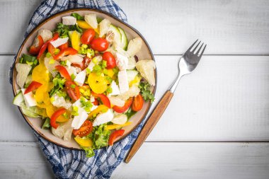 Peynirli salata ve taze sebze..