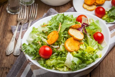 Croutons karışık salata.