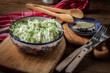 lahana ve dere otu salatası.