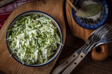 lahana ve dere otu salatası.