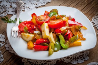 Ratatouille rustik bir tablo.