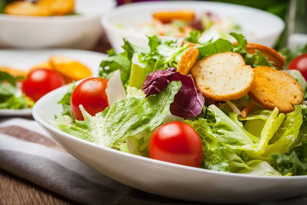 Mixed salad with croutons. — Stock Photo, Image