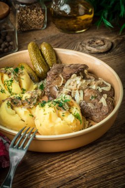 Patates püresi ve p ile kızarmış tavuk karaciğer soğan ile servis