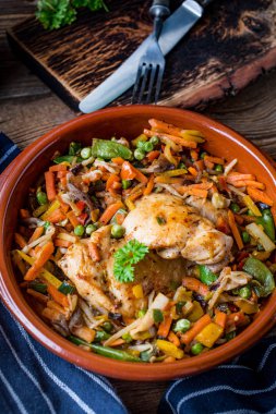 Sebzeli kızarmış tavuk filetosu..