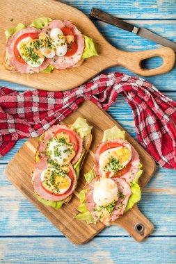 Sandviç domates, yumurta ve marul.