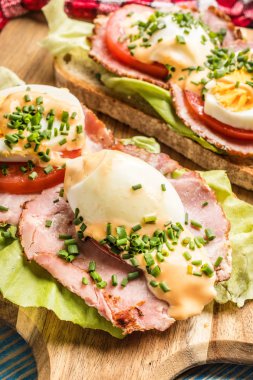 Sandviç domates, yumurta ve marul.