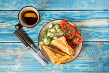 Peynir, domates ve salatalık sandviç.