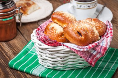 Ahşap bir masa üzerinde meyveleri ile buns.
