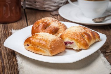 Ahşap bir masa üzerinde meyveleri ile buns.