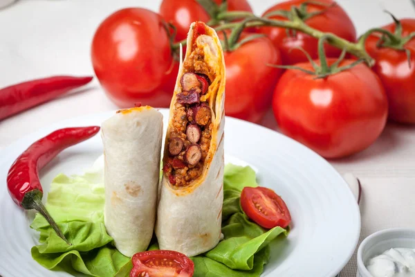 Burritos gefüllt mit Hackfleisch, Bohnen und Gemüse. — Stockfoto