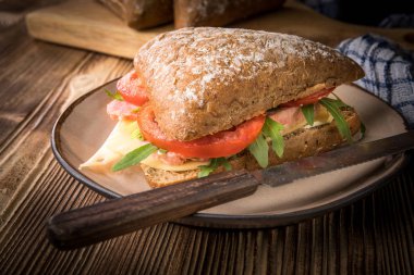 Peynir, jambon ve domates ile üçgen sandviç.