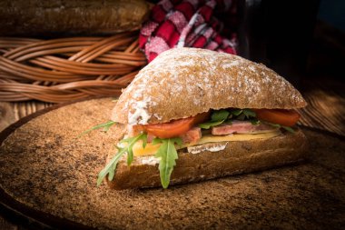 Peynir, jambon ve domates ile üçgen sandviç.