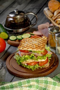 Sandviç ile jambon, salatalık, domates, marul.