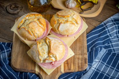 Peynirli sandviç ve zemin jambon.