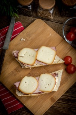 Jambon ve füme peynir ile Sandviç.