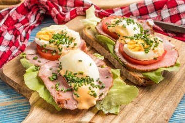 Sandviç domates, yumurta ve marul.