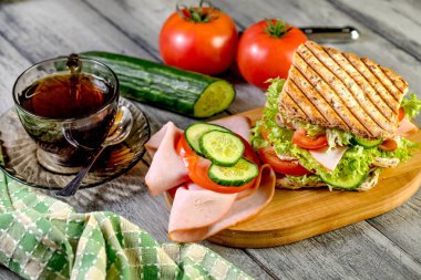 Sandviç ile jambon, salatalık, domates, marul.