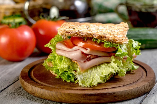Smörgås med skinka, gurka, tomat och sallad. — Stockfoto