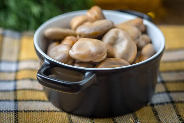 Habas servidas en tazones negros . — Foto de Stock