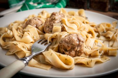 Tagliatelle makarna sığır eti köfte ile.