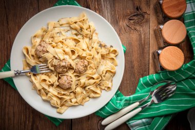 Tagliatelle makarna sığır eti köfte ile.