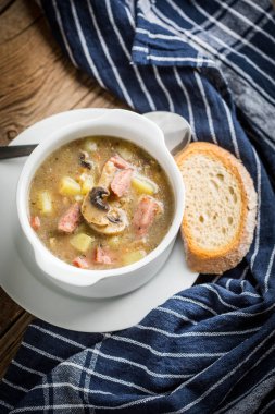 Çavdar unu ile yapılan ekşi çorbası.