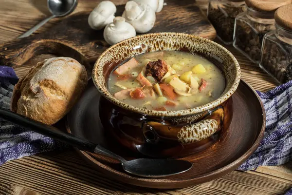 De zure soep gemaakt van roggemeel. — Stockfoto