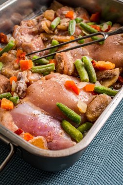 Sebzeli tavuk eti pişirmek için hazırlanmıştır.