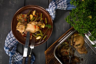 Sebzeli tavuk eti pişirmek için hazırlanmıştır.