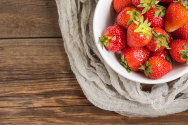Ev bahçesinden taze çilek.