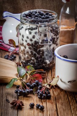 Siyah chokeberry işlenmek üzere hazırlanan meyve.