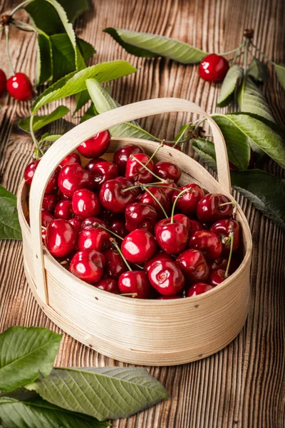 Sweet cherries in a wooden basket. — Stock Photo, Image