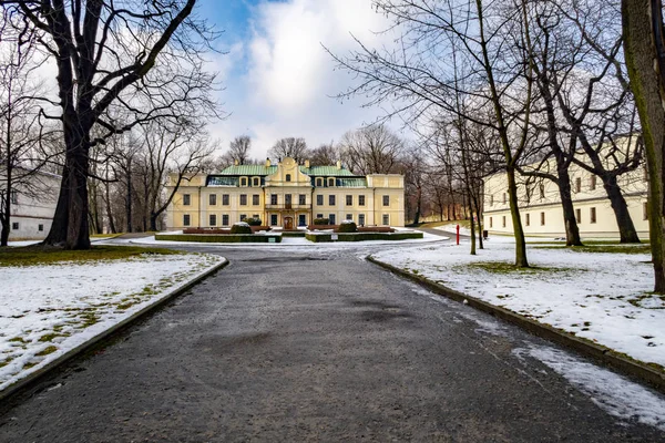 BEDZIN, POLONIA - 20 DE FEBRERO DE 2016: Palacio barroco-clasicista de — Foto de Stock