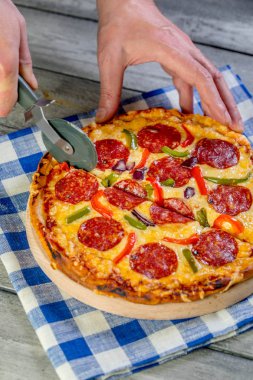 Biberli pizza kesim dilimlenmiş.