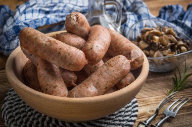 Haşlanmış beyaz sosis.