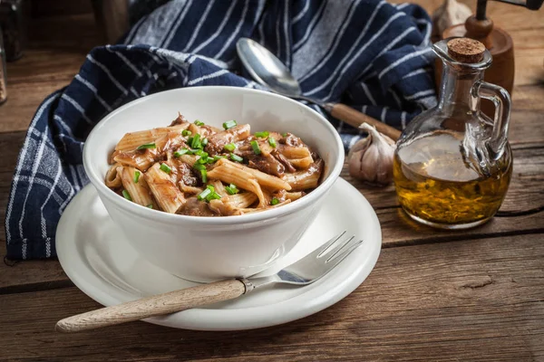 Pasta penne con sugo di maiale . — Foto Stock