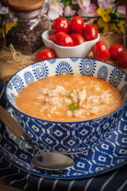 Pirinç taze domates çorbası.