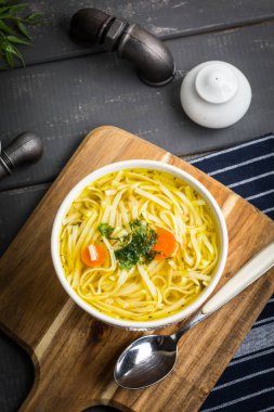 Lezzetli et suyu noodles ile.