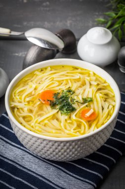 Lezzetli et suyu noodles ile.