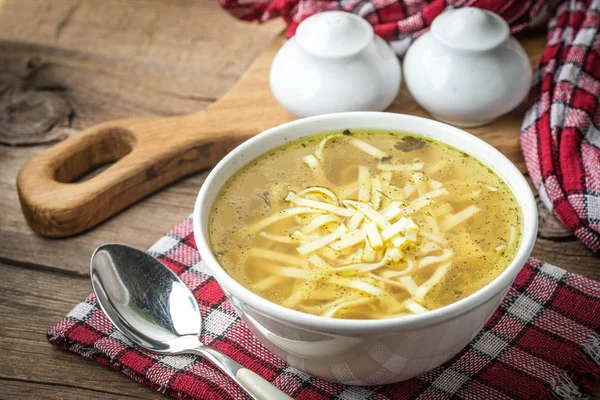 Brodo - minestra di pollo in una boccia . — Foto Stock