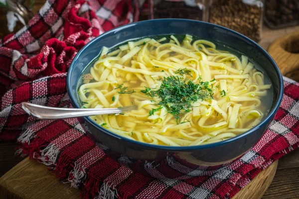 Brodo - minestra di pollo in una boccia . — Foto Stock