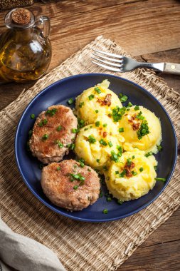 Hizmet ile haşlanmış patates köfte.