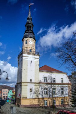 Tarihi belediye binası ile eski kentin pazar meydanı.