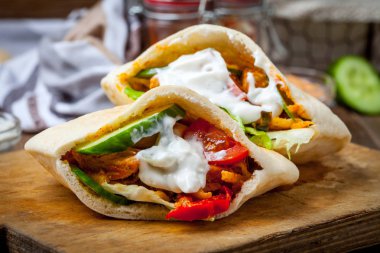 Kızarmış tavuk eti sebzeli pide