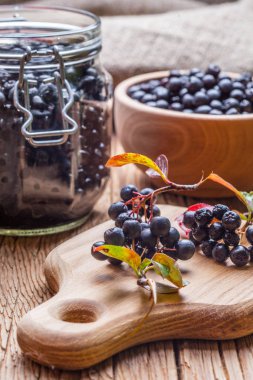 Siyah chokeberry işlenmek üzere hazırlanan meyve.