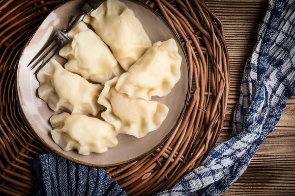 Zelfgemaakte dumplings met kaas. — Stockfoto